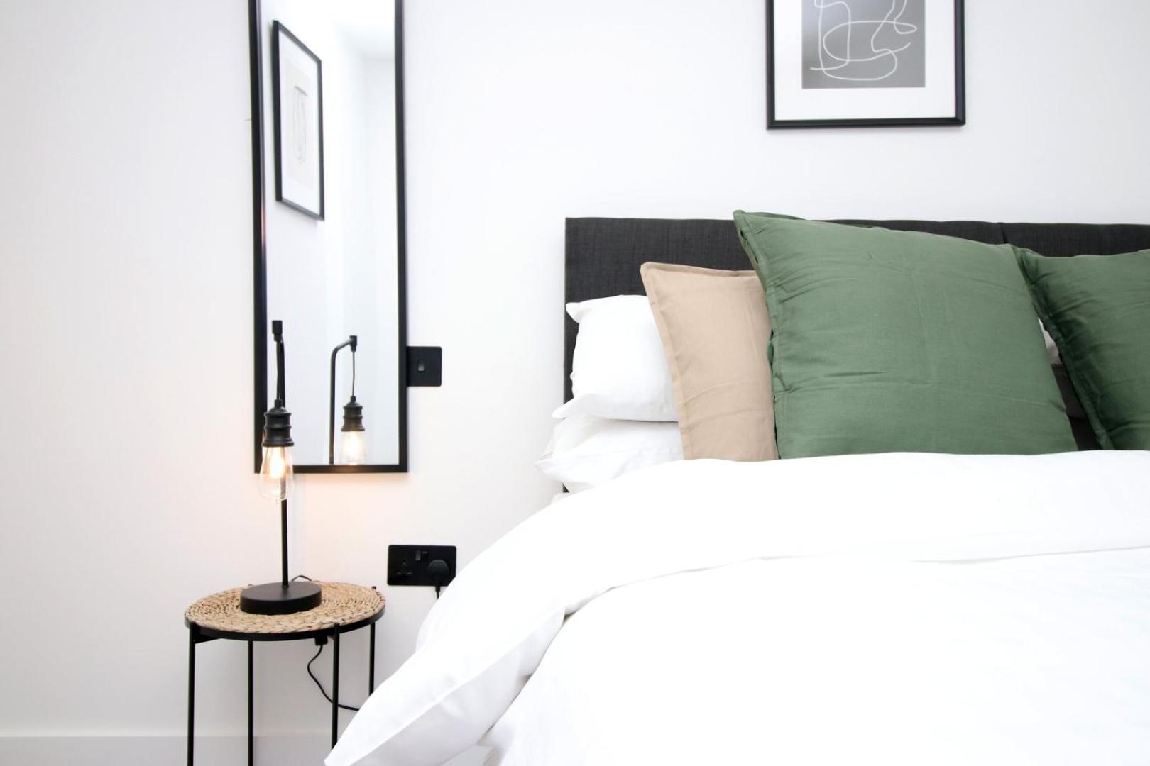 2 Bedroom With Free Parking Swindon Exterior photo