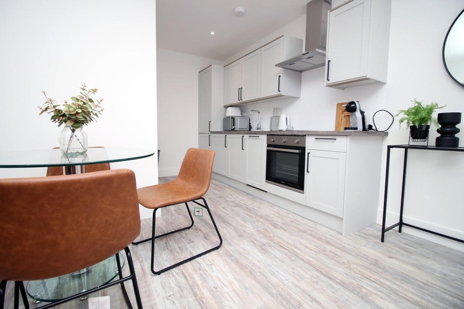 2 Bedroom With Free Parking Swindon Exterior photo