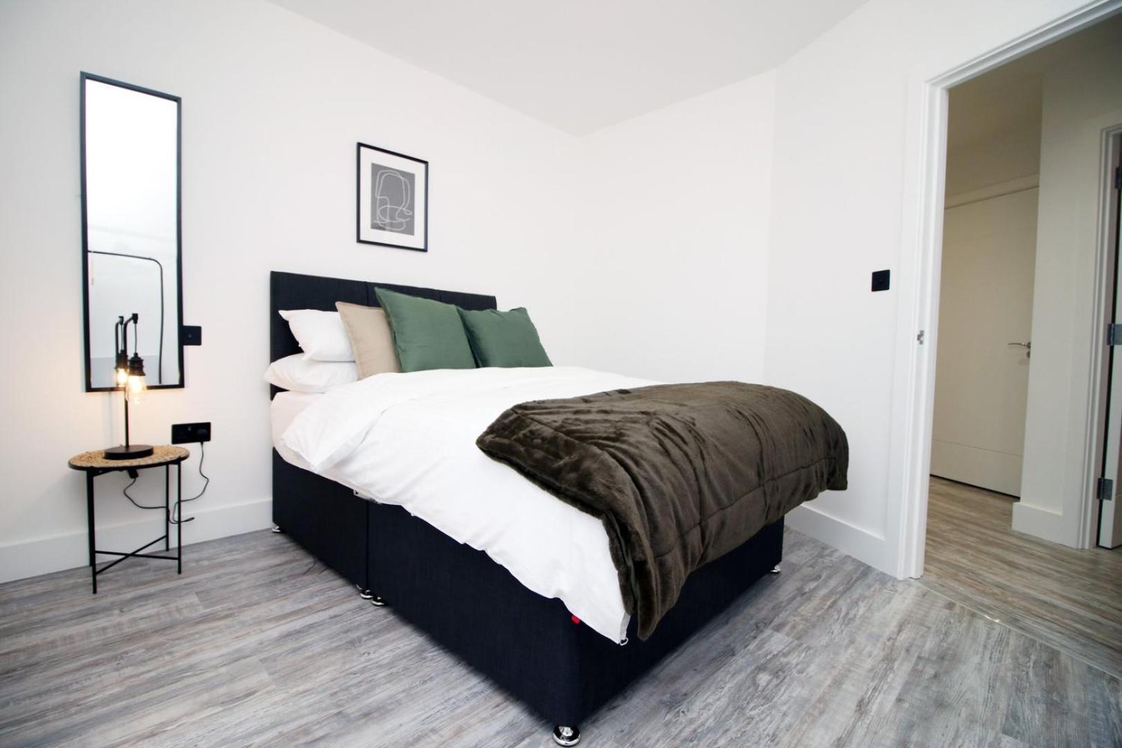 2 Bedroom With Free Parking Swindon Exterior photo
