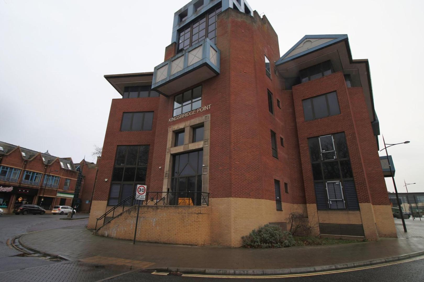 2 Bedroom With Free Parking Swindon Exterior photo