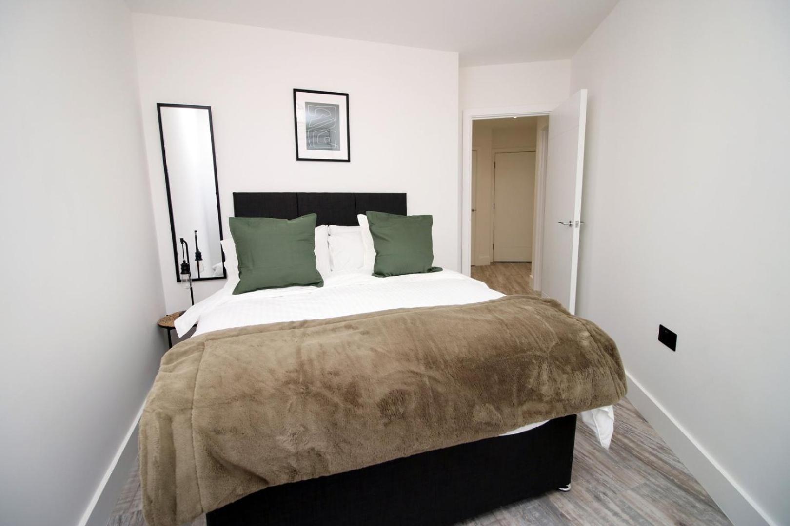 2 Bedroom With Free Parking Swindon Exterior photo