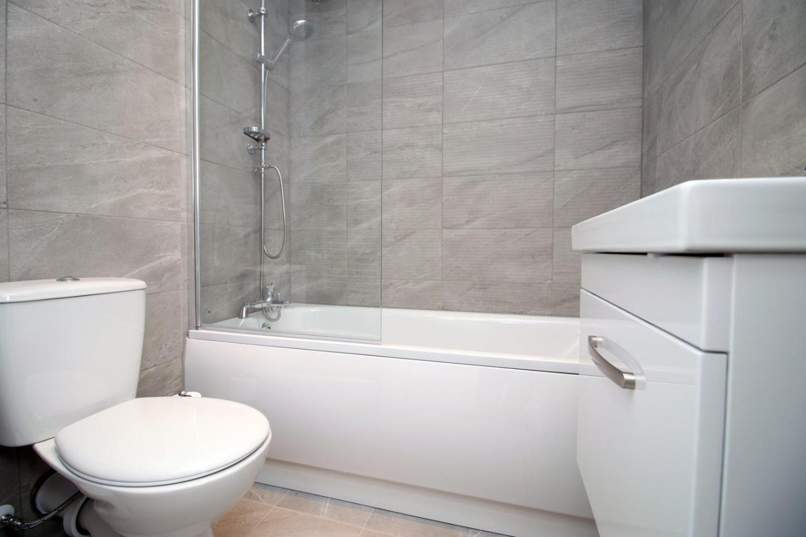 2 Bedroom With Free Parking Swindon Exterior photo