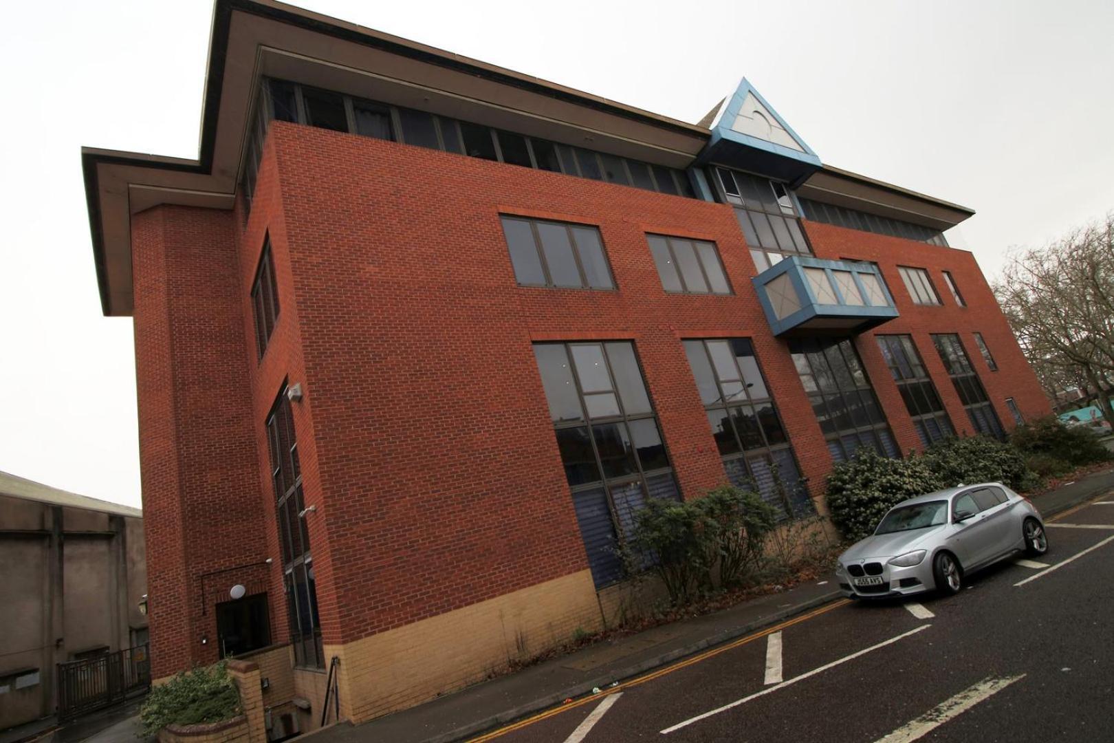 2 Bedroom With Free Parking Swindon Exterior photo