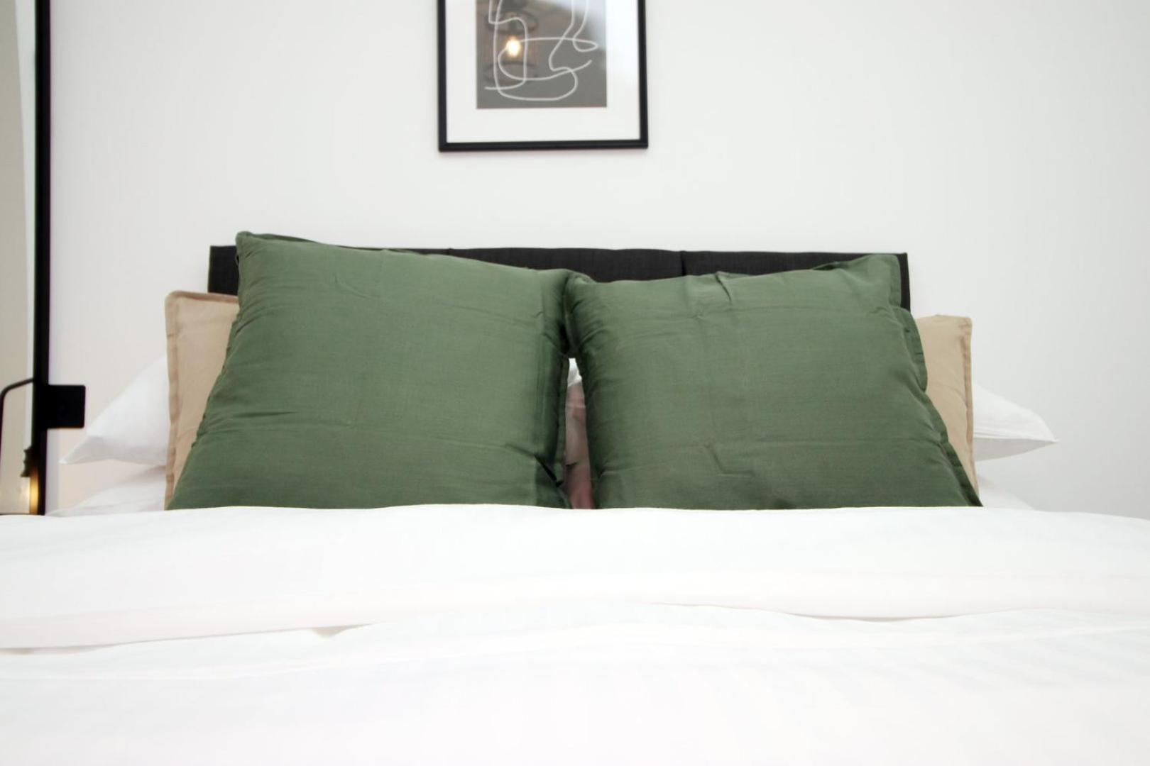 2 Bedroom With Free Parking Swindon Exterior photo