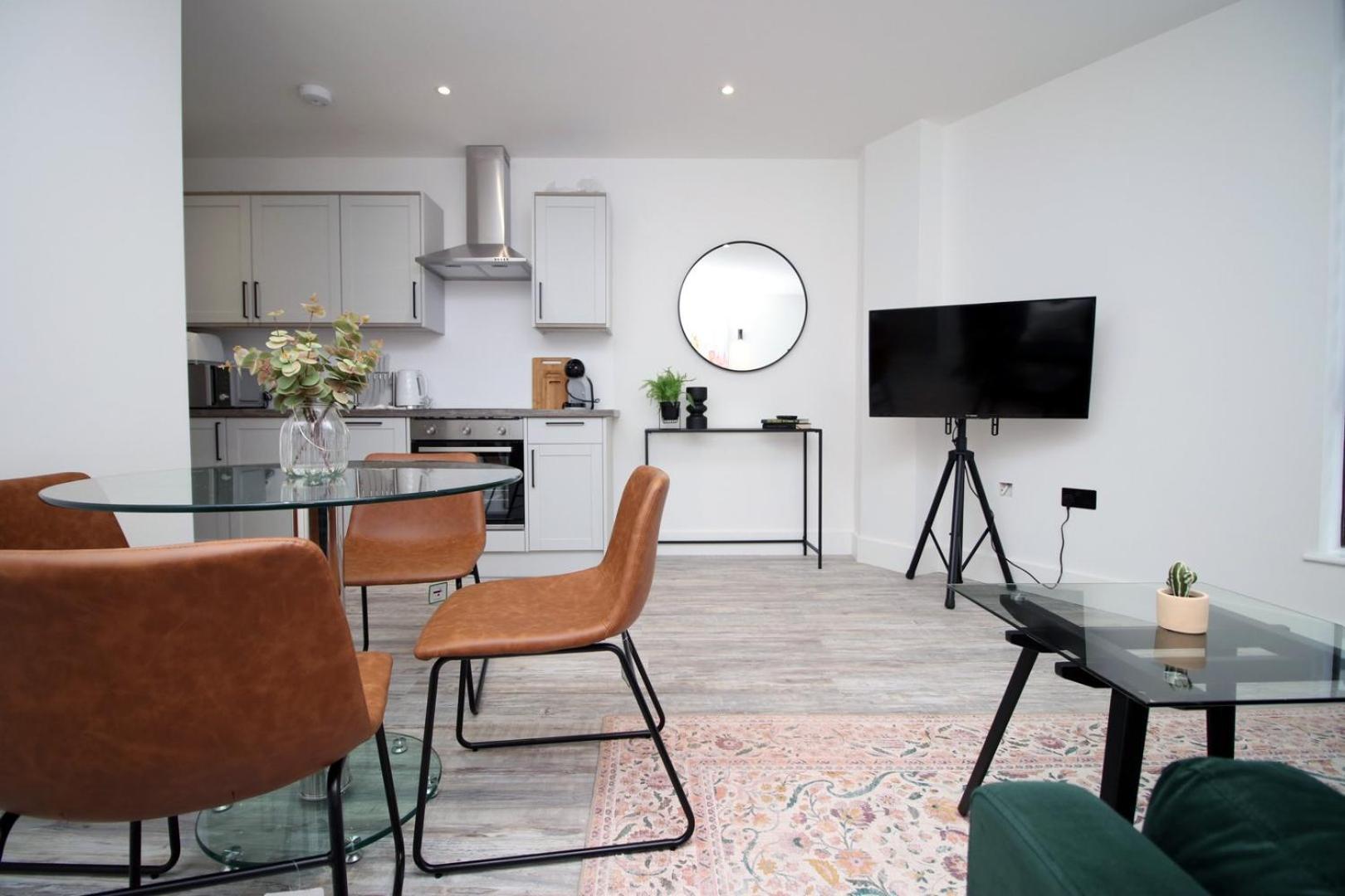 2 Bedroom With Free Parking Swindon Exterior photo