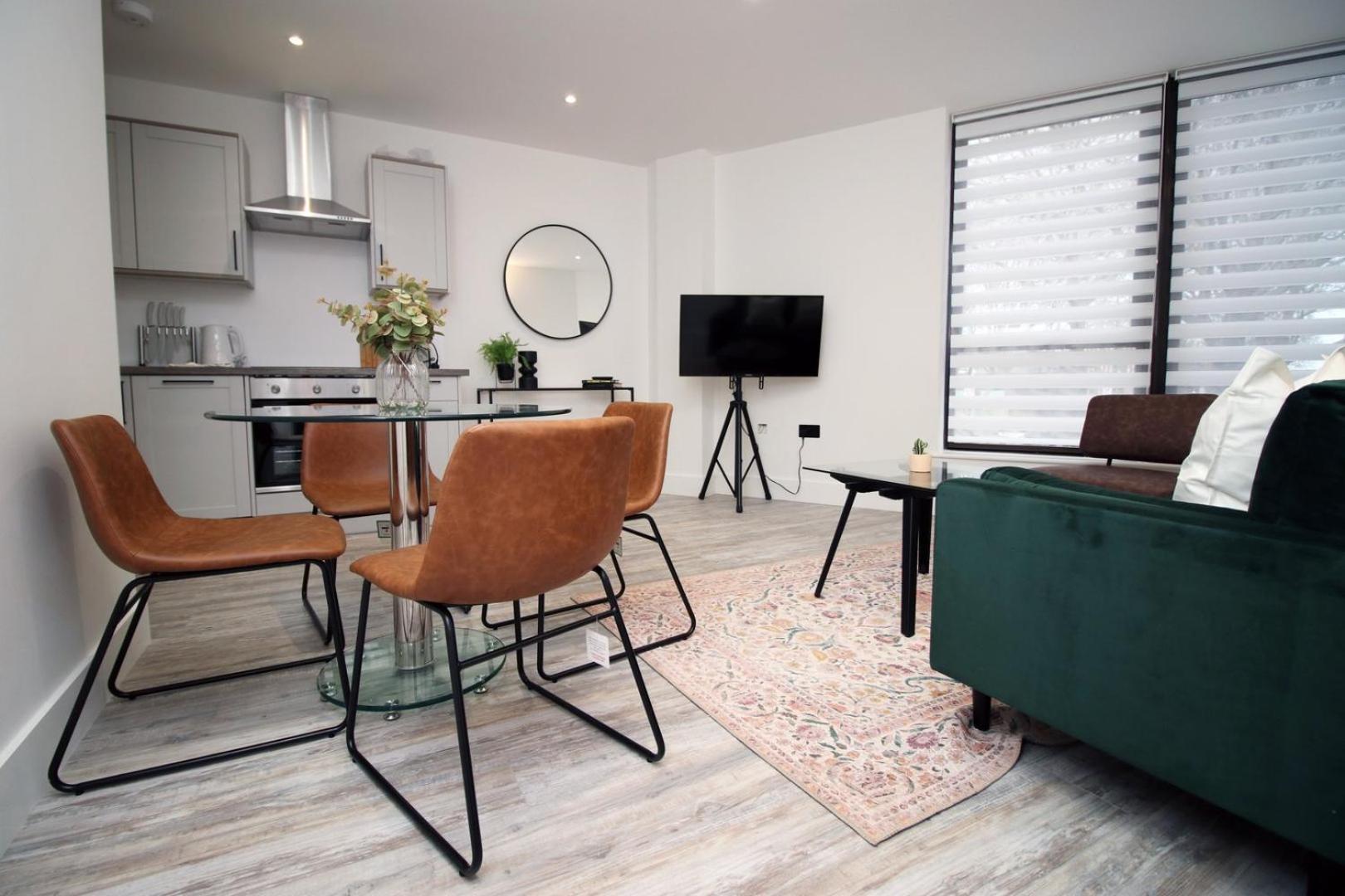 2 Bedroom With Free Parking Swindon Exterior photo