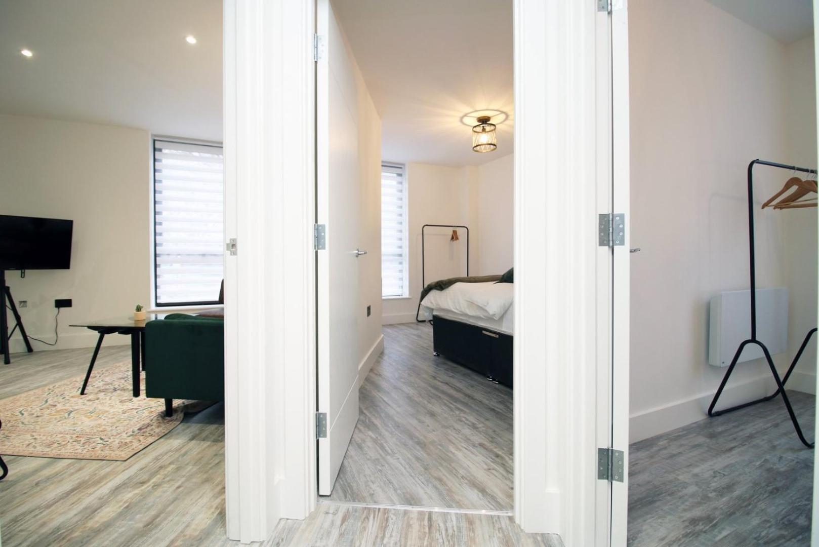 2 Bedroom With Free Parking Swindon Exterior photo